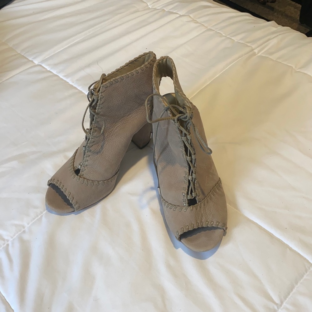 Enzo Angiolini bootie heels grey tan color size 8